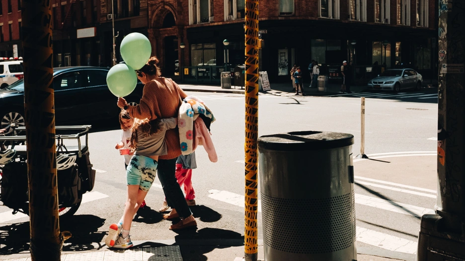 A vursli színei és a nyers valóság: Hogyan fotózzunk streetet a majálison?