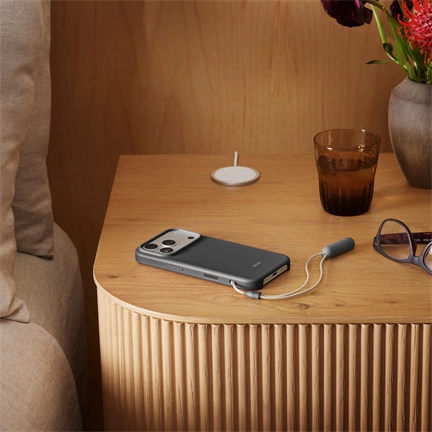 Apple Beats iPhone 17 Pro Kameravezérlő-kompatibilis MagSafe-tok támasszal – gránitszürke