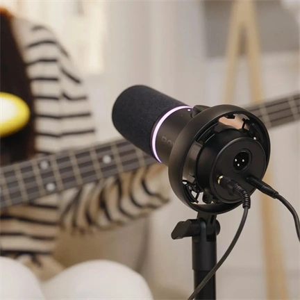 BOYA CASTMIC S60D - XLR és USB csatlakozású RGB broadcast mikrofon asztali állvánnyal