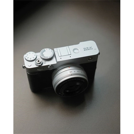 Fujifilm X-E5 + XF 23mm f/2.8 R WR MILC fényképezőgép KIT (ezüst)