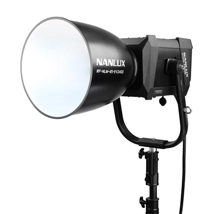 NANLUX Evoke 2400B Bi-color spotlámpa 45°-os reflektorral repülőtéri táskában NANLUX Evoke 2400B Bi-color spotlámpa 45°-os reflektorral repülőtéri táskában