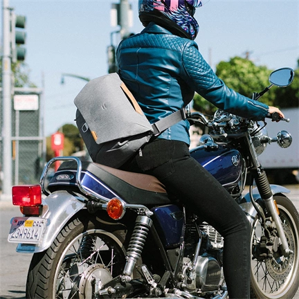 PEAK DESIGN Everyday Messenger 13L v2 - Hamuszürke