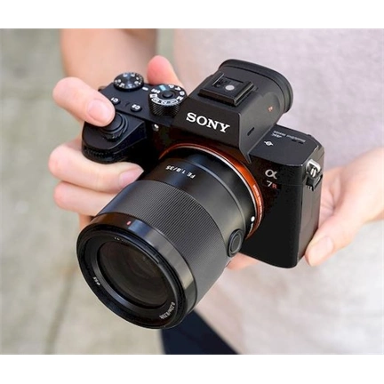 SONY 35mm f/1.8 FE SONY 35mm f/1.8 FE