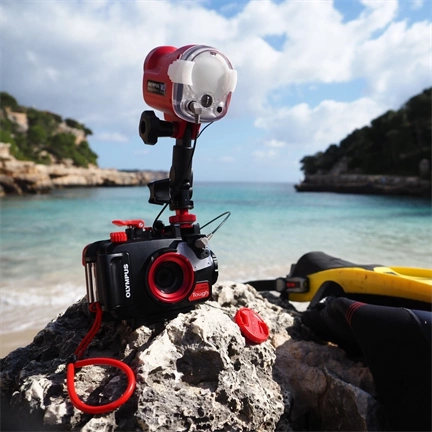 OM System TG-7 digitális kompakt gép búvártokkal (piros)