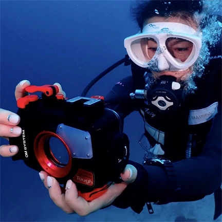 OM System TG-7 digitális kompakt gép búvártokkal (piros)