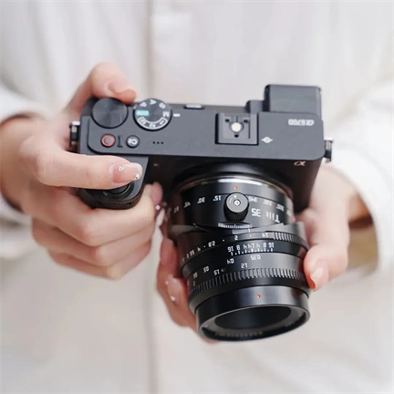 TTArtisan APS-C tilt 35mm f1.4 Sony E mount
