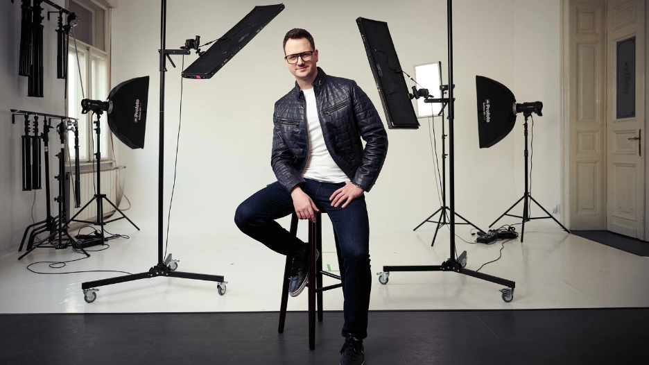 ...ahogy valaki az őszinte önmagát mutatja a kamerának – ez kezdett igazán érdekelni - Interjú Tóth Balázs portréfotóssal