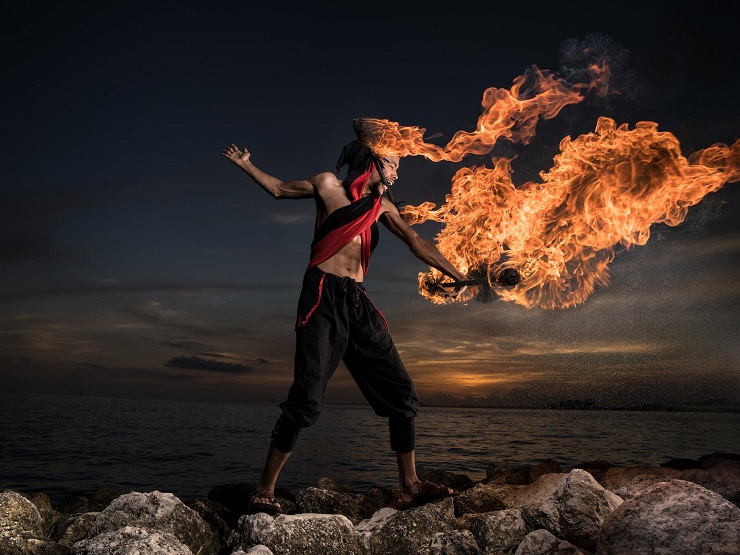 Brian Smith Profoto B1X-szel és Air Remote TTL-S távkioldóval fényképezett egy tűzzsonglőrt.