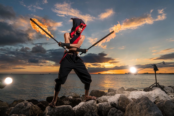 Brian Smith Profoto B1X-szel és Air Remote TTL-S távkioldóval fényképezett egy tűzzsonglőrt.
