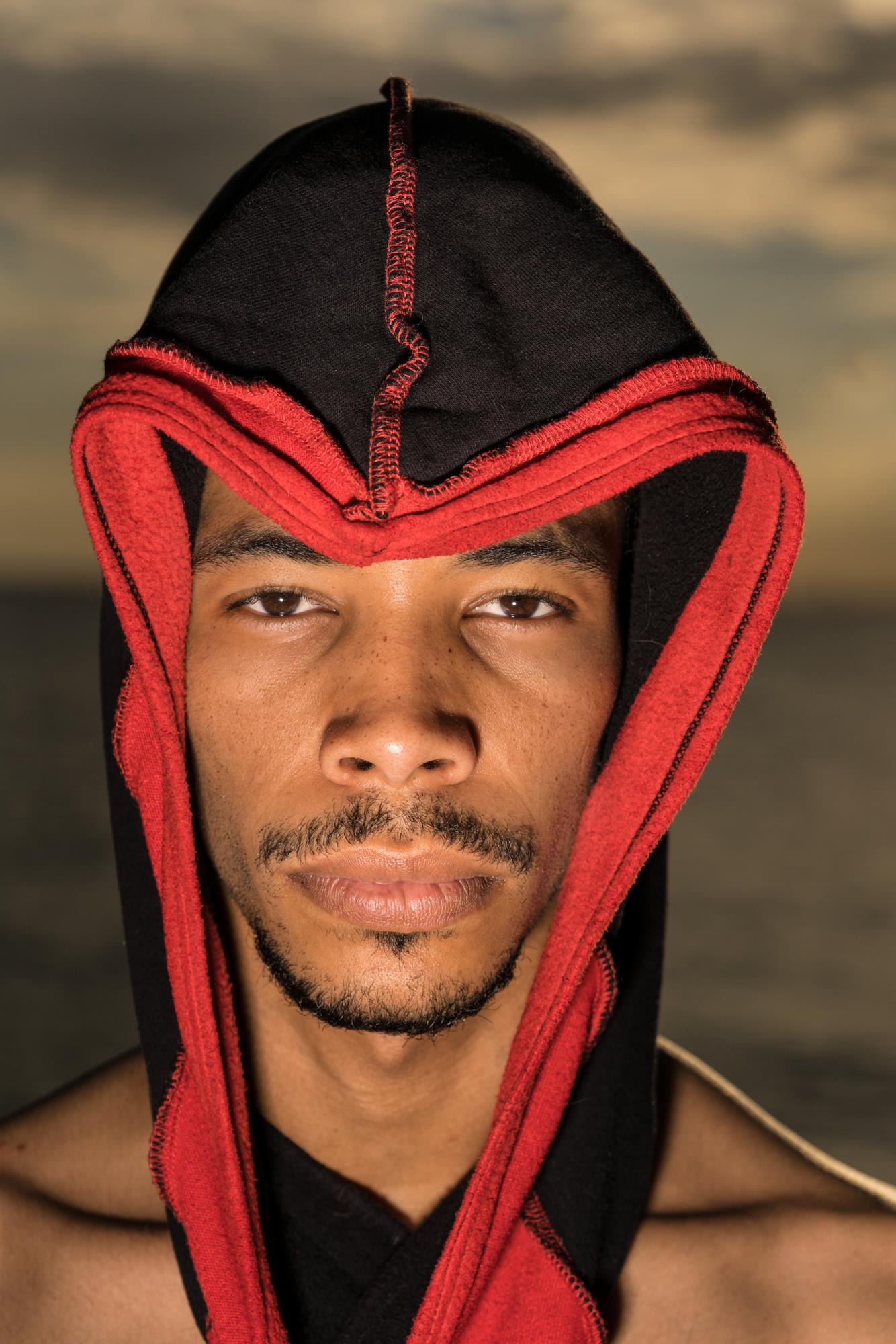 Brian Smith Profoto B1X-szel és Air Remote TTL-S távkioldóval fényképezett egy tűzzsonglőrt.