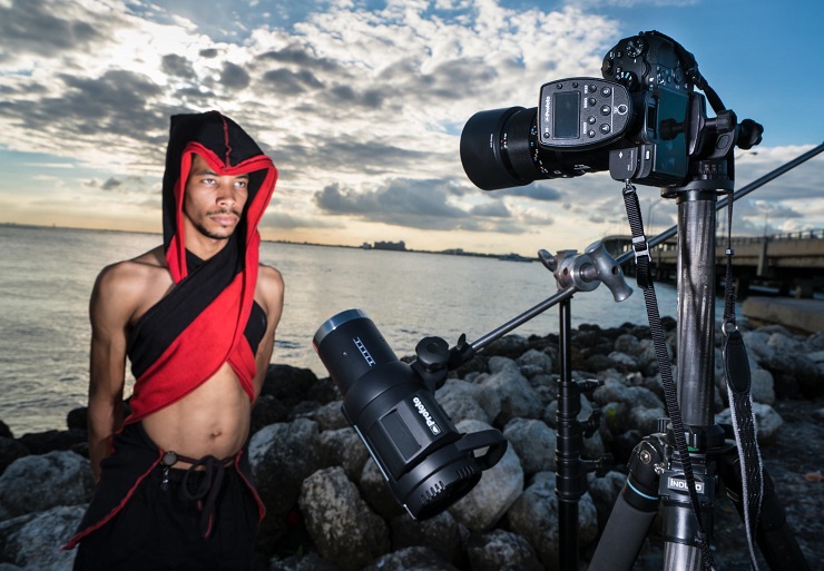 Brian Smith Profoto B1X-szel és Air Remote TTL-S távkioldóval fényképezett egy tűzzsonglőrt.