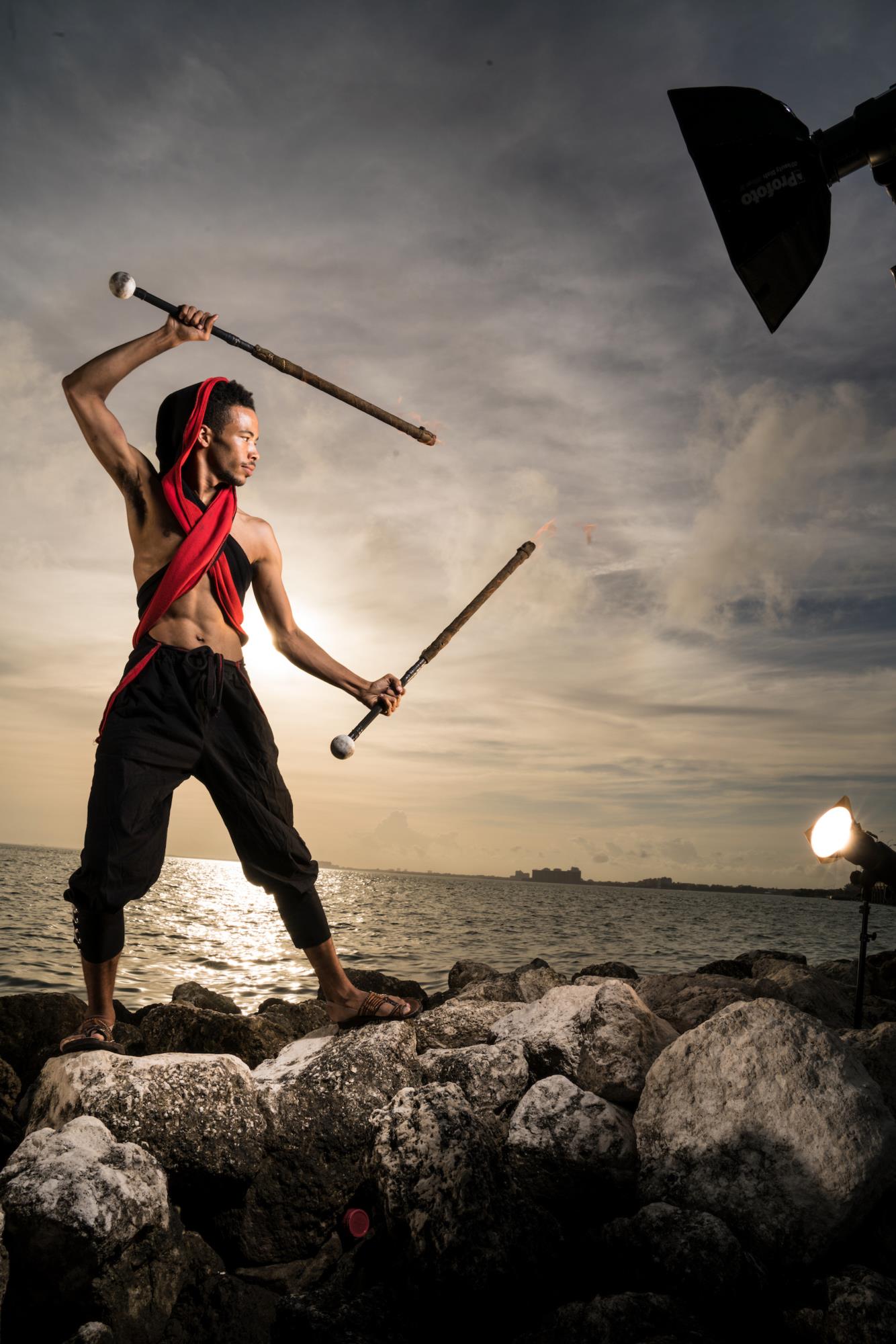 Brian Smith Profoto B1X-szel és Air Remote TTL-S távkioldóval fényképezett egy tűzzsonglőrt.