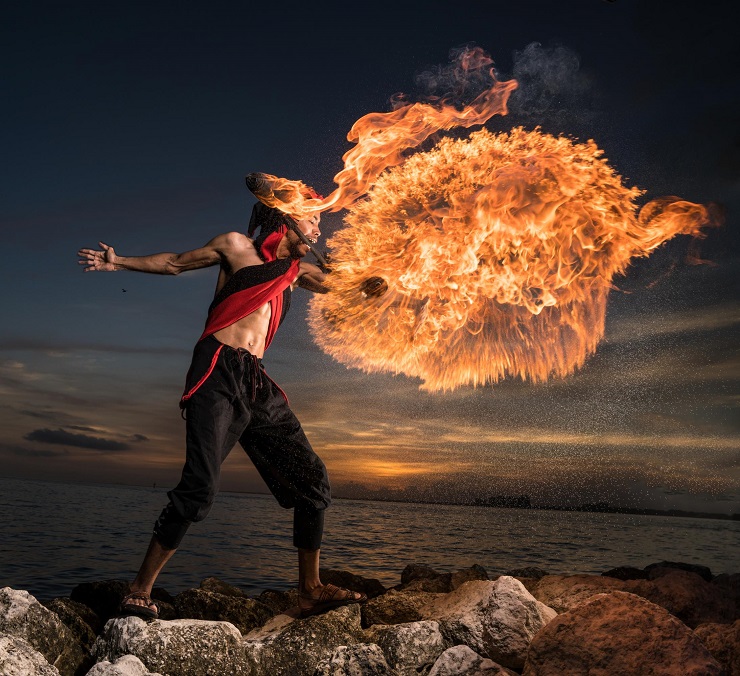Brian Smith Profoto B1X-szel és Air Remote TTL-S távkioldóval fényképezett egy tűzzsonglőrt.